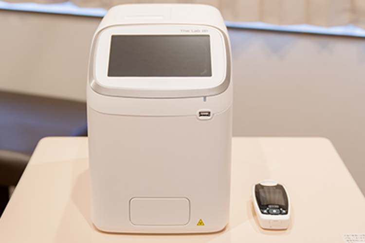 HbA1c測定器(2019年式)　糖尿病の指標を見るHbA1Cは、指先の採血で、90秒で測れます。