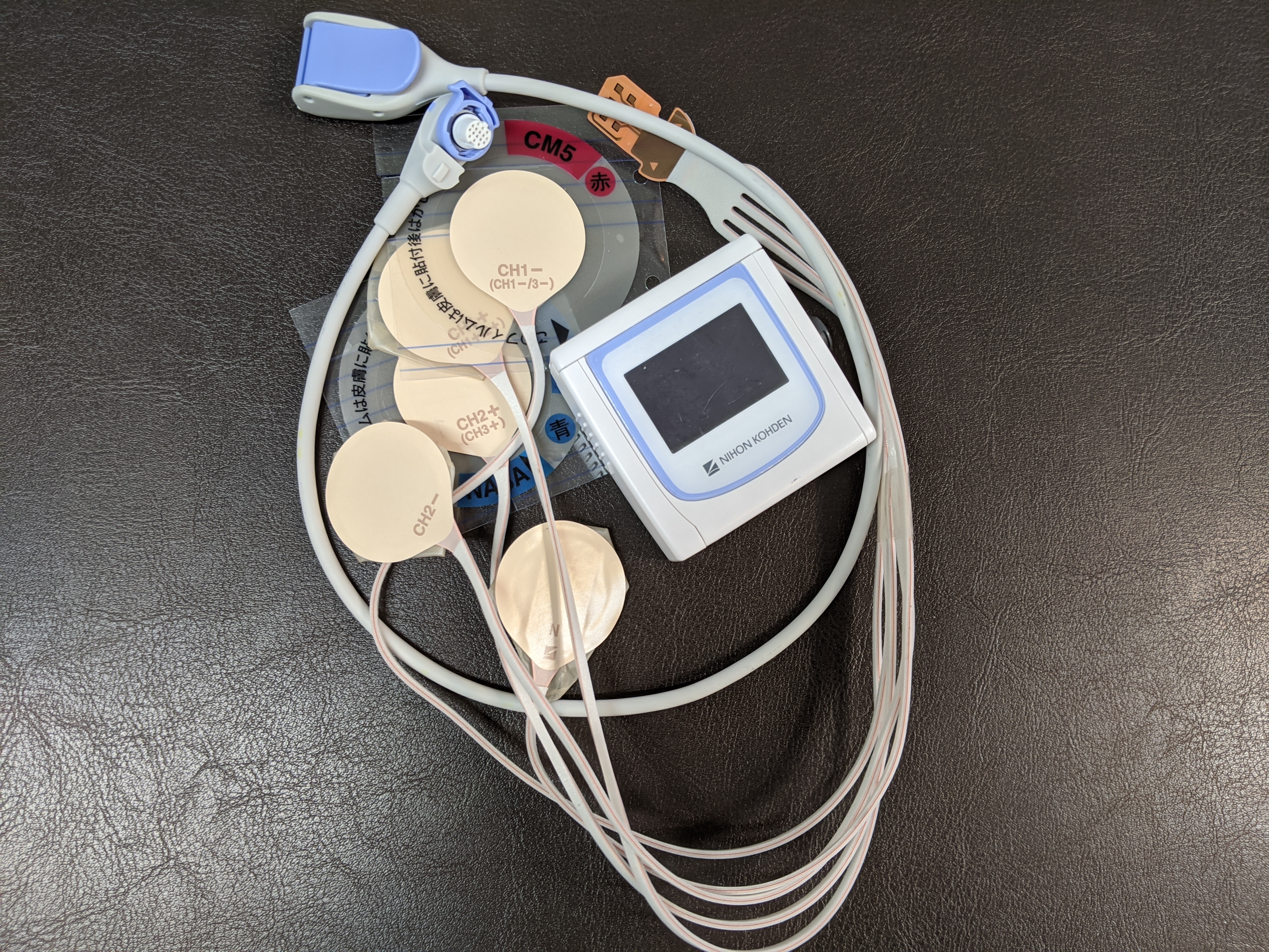 ホルター心電図　動悸、胸の痛みなどがあるときに24時間小さな電極をつけて日常行動での心電図を分析するホルター心電図があります。